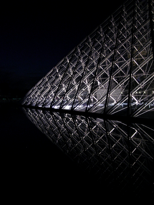 Musée du Louvre at night